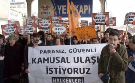 Tren istasyonunda parasız ulaşım eylemi