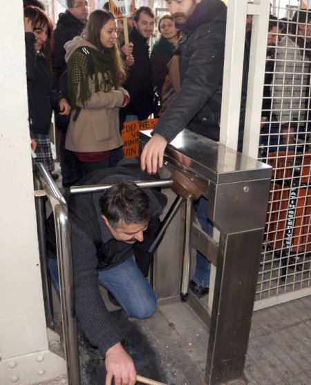 Tren istasyonunda parasız ulaşım eylemi