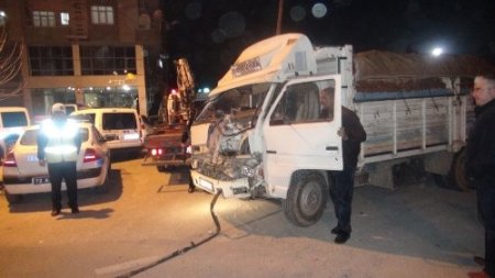 Tren Kamyona Çarptı: 1 Yaralı