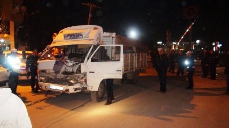 Tren Kamyona Çarptı: 1 Yaralı