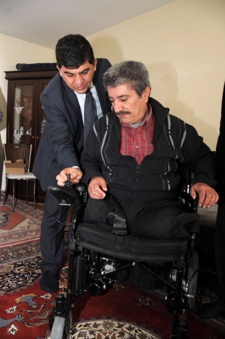 Tren kazasında iki ayağını kaybeden vatandaşa akülü araç yardımı