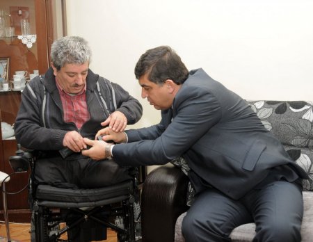 Tren kazasında iki ayağını kaybeden vatandaşa akülü araç yardımı