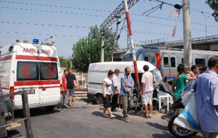 Trenin Çarptığı Minibüsün Sürücüsü Yaralandı