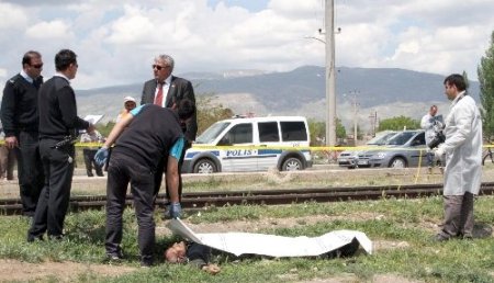 Trenin çarptığı yaşlı adam hayatını kaybetti