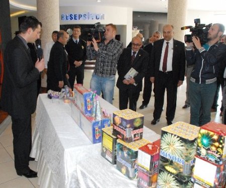 'Tribünlere ekmek arasında, iç çamaşırı içinde maytap sokuyorlar'