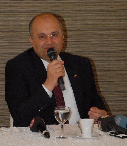 'Tribünlere ekmek arasında, iç çamaşırı içinde maytap sokuyorlar'