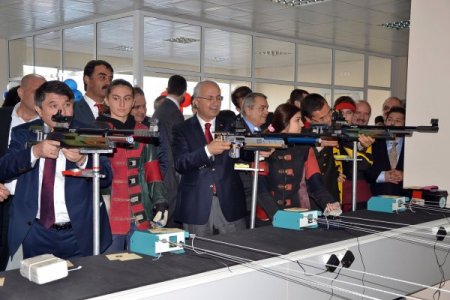 Tribünün âtıl bekleyen alt kısmı spor salonlarına çevrildi