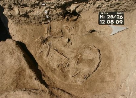 Truva Savaşının İlk Kurbanlarına Ait Olduğu Düşünülen İskeletler Bulundu