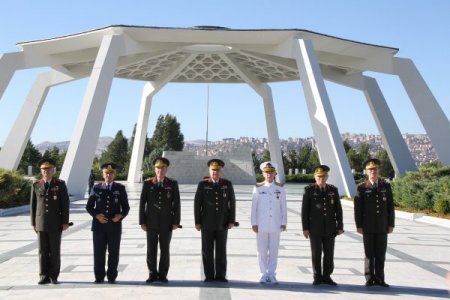 TSK komuta kademesi, Devlet Mezarlığı'nı ziyaret etti