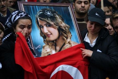 Tuğçe Anlış'ın Yakınları, "yeni Tuğçeler Ölmesin" Yürüyüşü Yaptı