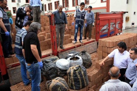 Tuğla Yüklü Kamyonda 75 Kilogram Uyuşturucu Ele Geçirildi