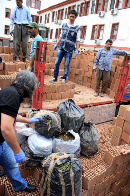 Tuğla Yüklü Kamyonda 75 Kilogram Uyuşturucu Ele Geçirildi