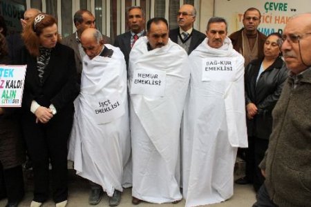 Tüketiciler Zamları Kefen, Ampul Ve Çanlarla Protesto Etti