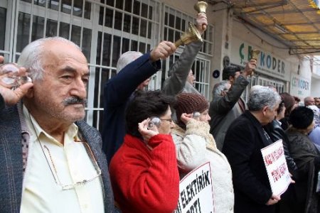 Tüketiciler Zamları Kefen, Ampul Ve Çanlarla Protesto Etti