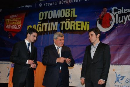 Tunagür Anadolu Lisesi'nden 2 Öğrenci Otomobilini Aldı