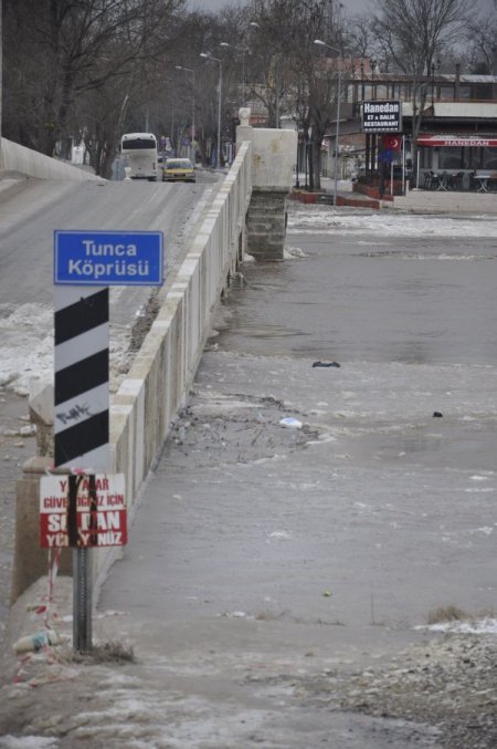 Tunca Nehri Buz Tuttu