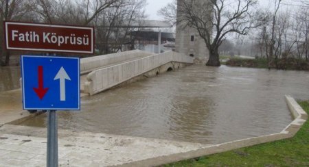 Tunca Nehri'nde sular yükselmeye devam ediyor