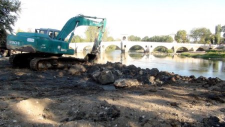 Tunca Nehri'nin yatağı sel ve taşkınlara karşı temizleniyor