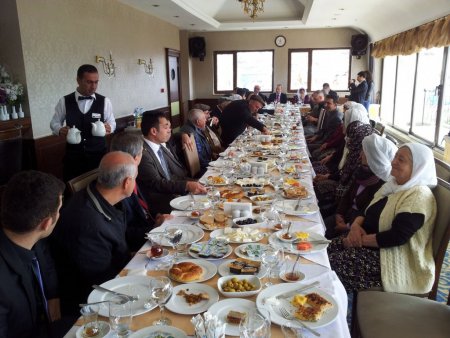 Tunceli Valisi kahvaltıda yaşlılarla bir araya geldi
