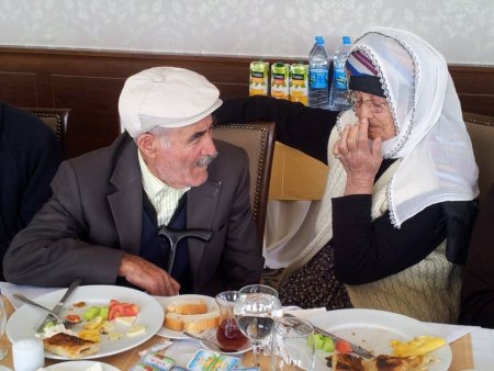 Tunceli Valisi kahvaltıda yaşlılarla bir araya geldi