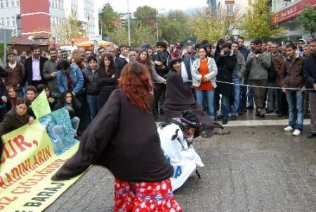 Tunceli'de Barajları Protesto Eden Kadınlar, Yolu Trafiğe Kapatarak Kendilerini Zincirledi