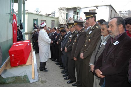 Tunceli'de kalp krizinden ölen asker Tarsus'ta toprağa verildi