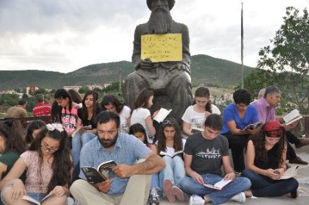 Tunceli’de liseli öğrencilerden Taksim’e kitaplı destek