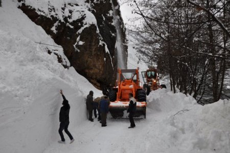 Tunceli'de sık sık düşen çığ nedeniyle yollar trafiğe kapanıyor