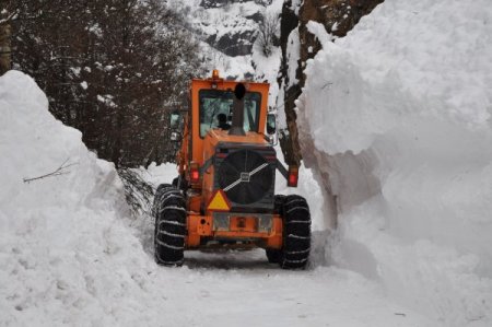 Tunceli'de sık sık düşen çığ nedeniyle yollar trafiğe kapanıyor