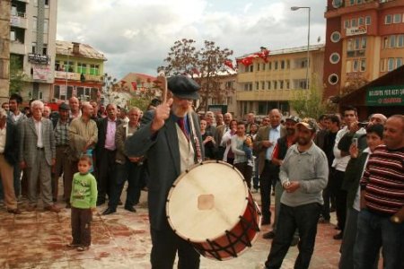 Tunceliler, Uzunçayır Barajı'yla İlgili Mahkeme Kararını Halaylarla Kutladı