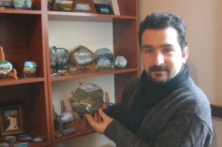 Tuncelili Ressam Çakıl Taşlarını Tuval Gibi Kullanıyor