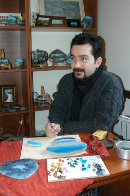 Tuncelili Ressam Çakıl Taşlarını Tuval Gibi Kullanıyor