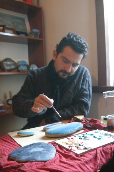 Tuncelili Ressam Çakıl Taşlarını Tuval Gibi Kullanıyor