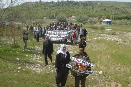 Tunceli'nde 1938 Ölenlere Karanfilli Anma