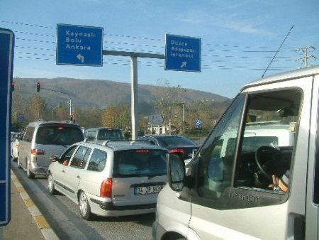 Tünelde Alev Alan Araç, Otoyolu Trafiğe Kapattı