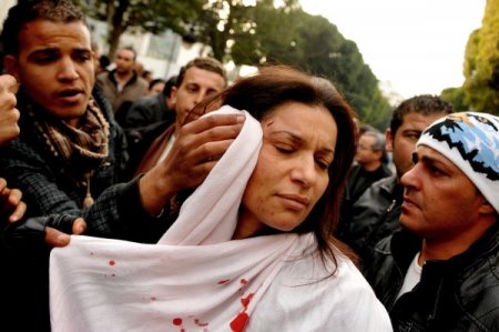 Tunus'ta Karşıt Gruplar Arasında Gerginlik