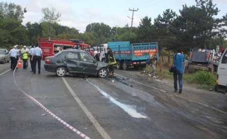 Tüp Yüklü Kamyonet Otomobille Çarpıştı: 1 Ölü, 1 Yaralı