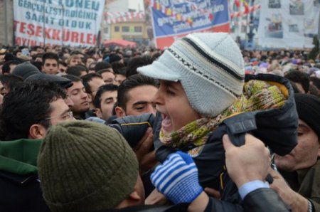 Türbe Önü Meydanı'nda, Başbakan izdihamı