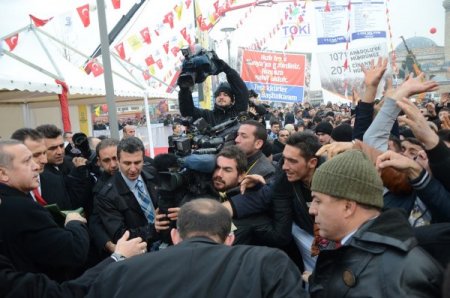 Türbe Önü Meydanı'nda, Başbakan izdihamı