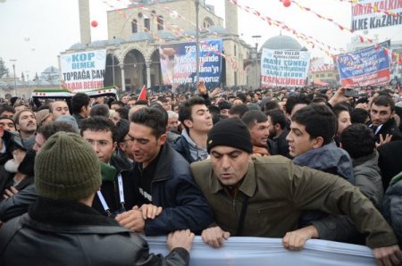 Türbe Önü Meydanı'nda, Başbakan izdihamı