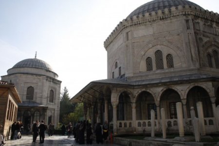 ‘Türbesine gelen Kanuni’ye dua, Hürrem’e beddua ediyor’