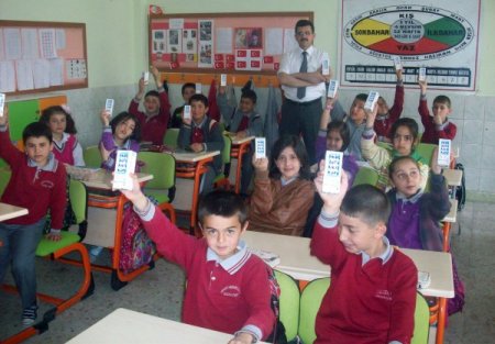 Turgut Akdevelioğlu İlköğretim Okulu'nda Süt İçen Öğrenciler Mutlu