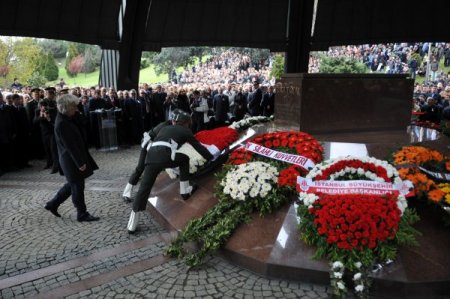 Turgut Özal Kabri Başında Binlerce Kişi Tarafından Anıldı