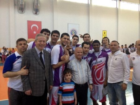 Turgut Özal Üniversitesi Tokat'tan şampiyon olarak döndü