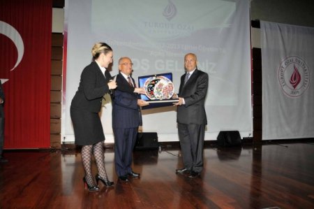 Turgut Özal Üniversitesi’nden Başkan Yaşar’a teşekkür plaketi