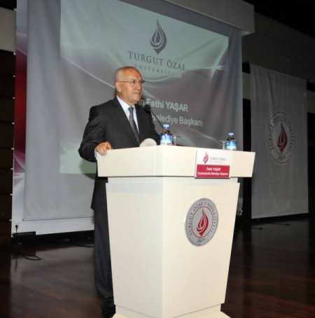 Turgut Özal Üniversitesi’nden Başkan Yaşar’a teşekkür plaketi