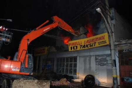 Turgutlu'da Araç Lastiği Ana Bayii Alev Alev Yandı