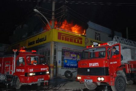 Turgutlu'da Araç Lastiği Ana Bayii Alev Alev Yandı