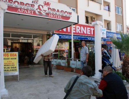 Turist Dolu Otelin Yatakları Haczedildi