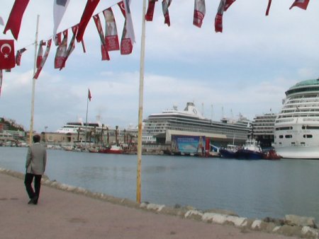 Turistik Gemiler, Kuşadası Limanı'na 13 Bin Yolcu Ve Mürettebat Getirdi